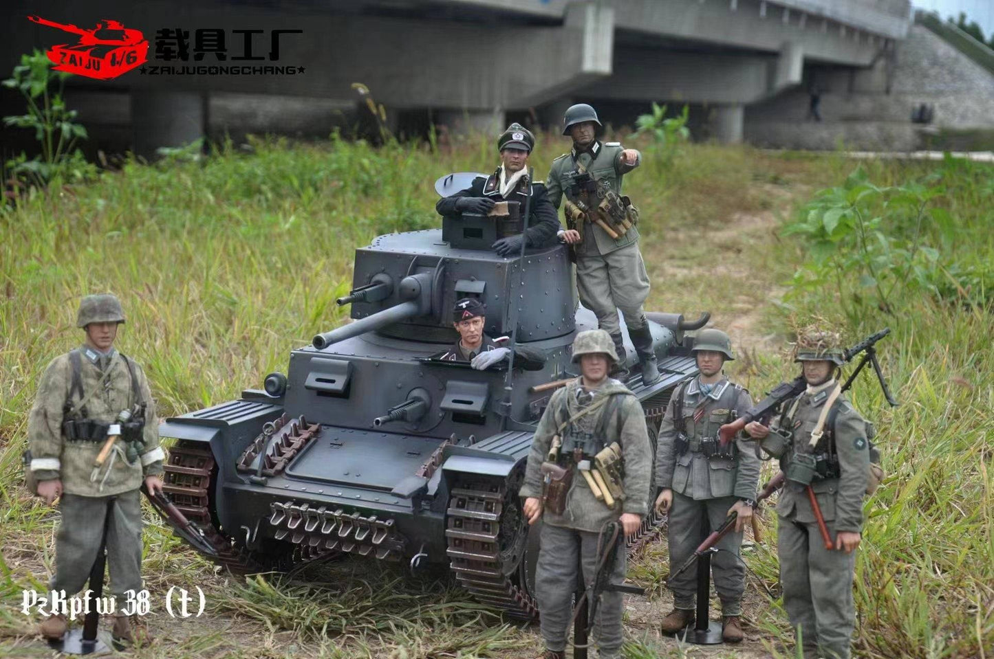 Military action figures in WWII uniforms pose with the eaxtoys 1/6 scale Panzerkampfwagen 38(t) model on a grassy field near a bridge, wearing helmets and holding weapons. Chinese and German text are visible, captivating military model enthusiasts.