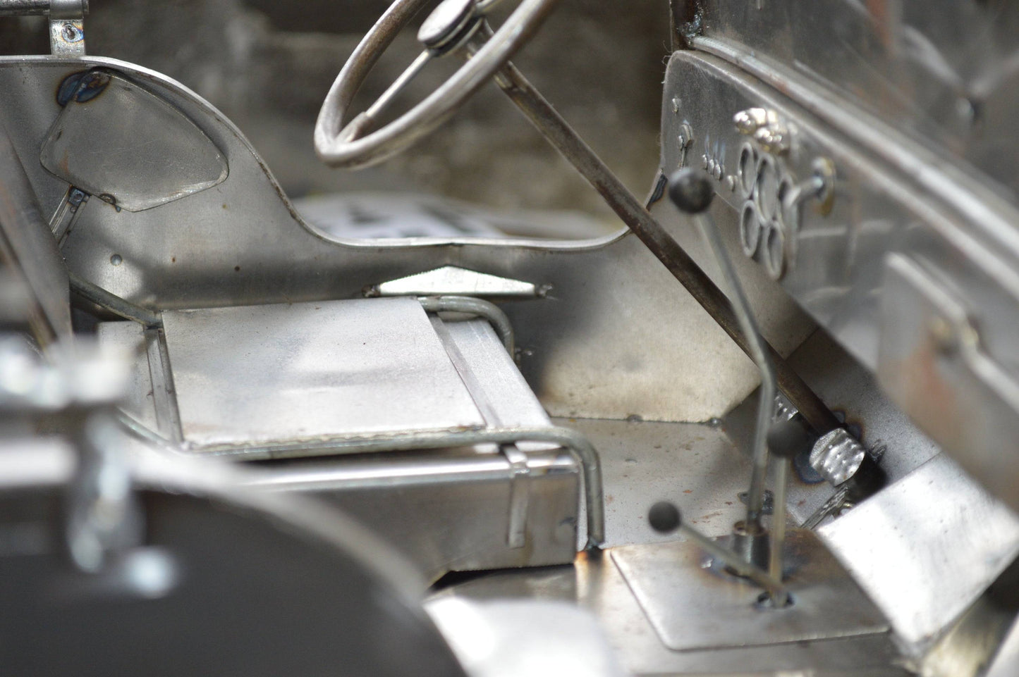 "EAXTOYS 1/6 Scale Willys Jeep Truck in Full Metal: Every Detail Replicates the Real Deal"