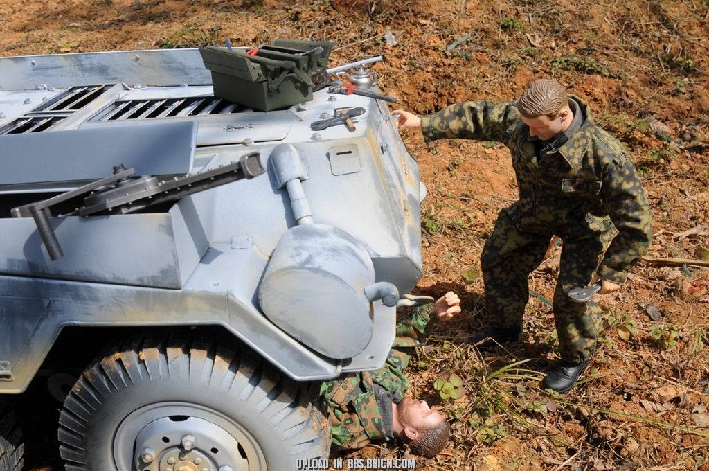 Miniature soldiers performing maintenance under the EAXTOYS 1/6 scale WWII German Sd.Kfz.234/2 Puma model with tools and accessories.
