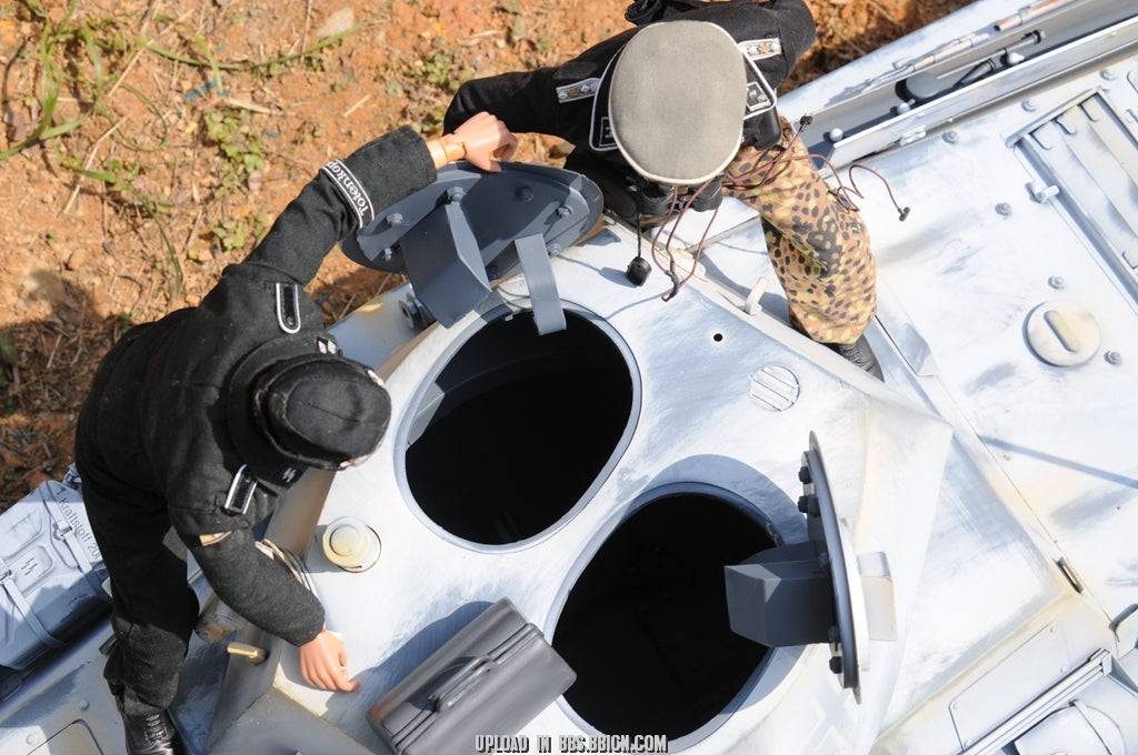 Top-down view of miniature officers inspecting the open turret hatch of the EAXTOYS 1/6 scale WWII German Sd.Kfz.234/2 Puma model.